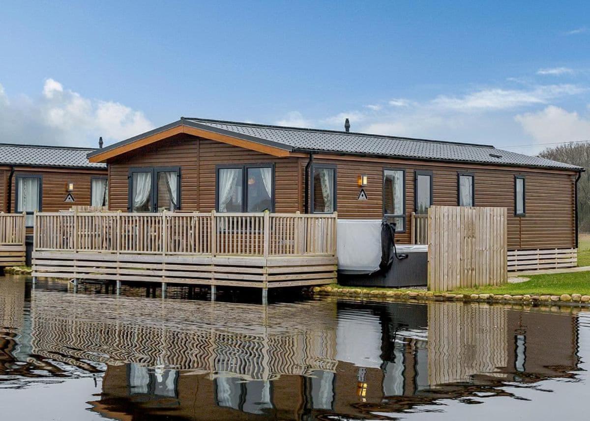 ثيرسك Woodland Lakes Lodges المظهر الخارجي الصورة